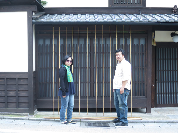 祇園の宿前での瓢箪栽培　竹組みします