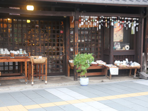 京町家のお店の前で鉢植えの瓢箪が素敵です。
